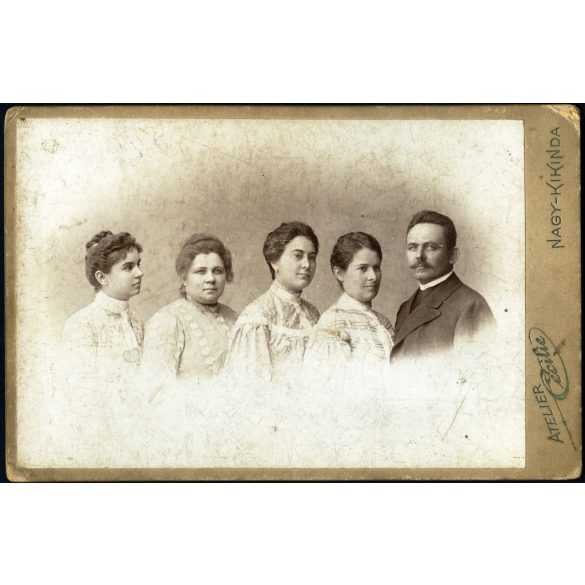 Atelier Cécilie műterme, Nagykikinda, Vajdaság, elegáns nők bajuszos férfival, helytörténet, monarchia, 1890-es évek, Eredeti kabinetfotó.  