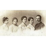 Atelier Cécilie műterme, Nagykikinda, Vajdaság, elegáns nők bajuszos férfival, helytörténet, monarchia, 1890-es évek, Eredeti kabinetfotó.  