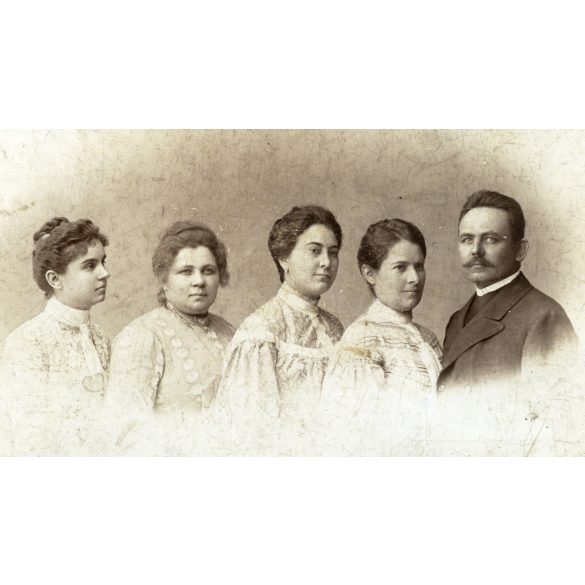 Atelier Cécilie műterme, Nagykikinda, Vajdaság, elegáns nők bajuszos férfival, helytörténet, monarchia, 1890-es évek, Eredeti kabinetfotó.  