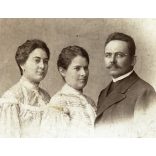 Atelier Cécilie műterme, Nagykikinda, Vajdaság, elegáns nők bajuszos férfival, helytörténet, monarchia, 1890-es évek, Eredeti kabinetfotó.  