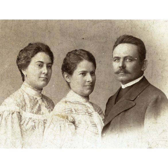 Atelier Cécilie műterme, Nagykikinda, Vajdaság, elegáns nők bajuszos férfival, helytörténet, monarchia, 1890-es évek, Eredeti kabinetfotó.  