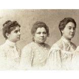 Atelier Cécilie műterme, Nagykikinda, Vajdaság, elegáns nők bajuszos férfival, helytörténet, monarchia, 1890-es évek, Eredeti kabinetfotó.  