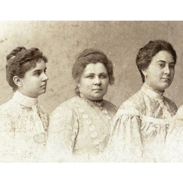 Atelier Cécilie műterme, Nagykikinda, Vajdaság, elegáns nők bajuszos férfival, helytörténet, monarchia, 1890-es évek, Eredeti kabinetfotó.  