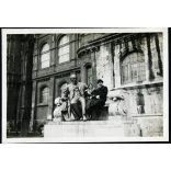 Elegáns pár Darányi Ignác szobra mellett, Budapest, országház, parlament, Horthy-korszak, 1930-as évek, Eredeti fotó, papírkép, hátulján ragasztásnyomok.   