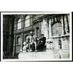   Elegáns pár Darányi Ignác szobra mellett, Budapest, országház, parlament, Horthy-korszak, 1930-as évek, Eredeti fotó, papírkép, hátulján ragasztásnyomok.   