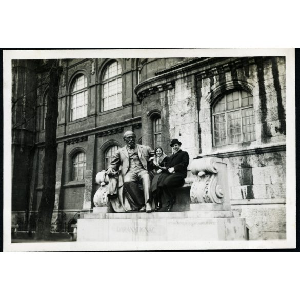 Elegáns pár Darányi Ignác szobra mellett, Budapest, országház, parlament, Horthy-korszak, 1930-as évek, Eredeti fotó, papírkép, hátulján ragasztásnyomok.   
