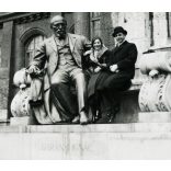 Elegáns pár Darányi Ignác szobra mellett, Budapest, országház, parlament, Horthy-korszak, 1930-as évek, Eredeti fotó, papírkép, hátulján ragasztásnyomok.   