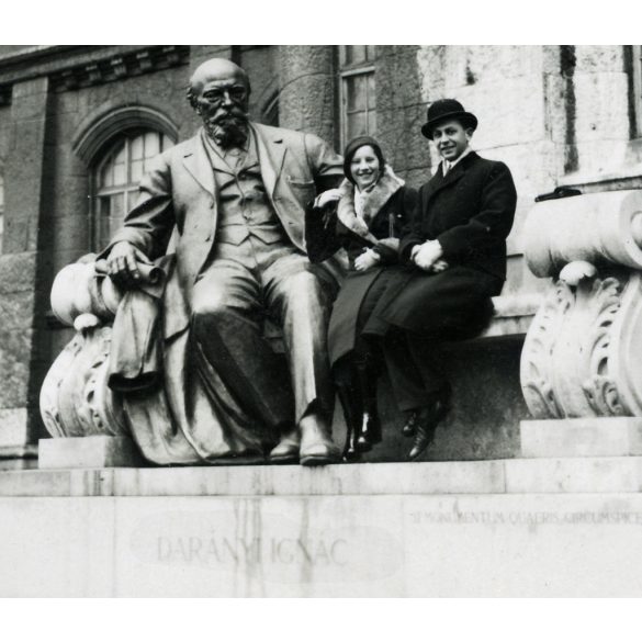Elegáns pár Darányi Ignác szobra mellett, Budapest, országház, parlament, Horthy-korszak, 1930-as évek, Eredeti fotó, papírkép, hátulján ragasztásnyomok.   