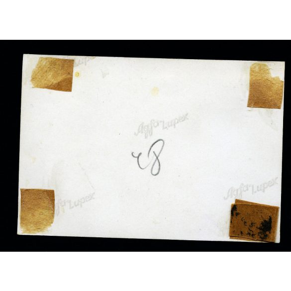 Elegáns pár Darányi Ignác szobra mellett, Budapest, országház, parlament, Horthy-korszak, 1930-as évek, Eredeti fotó, papírkép, hátulján ragasztásnyomok.   