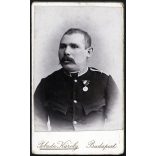 Pobuda Károly műterme, Budapest, magyar katona (rendőr?) egyenruhában, bajusz, érdemrend, kitüntetés, monarchia, 1890-es évek, Eredeti CDV, vizitkártya fotó. 