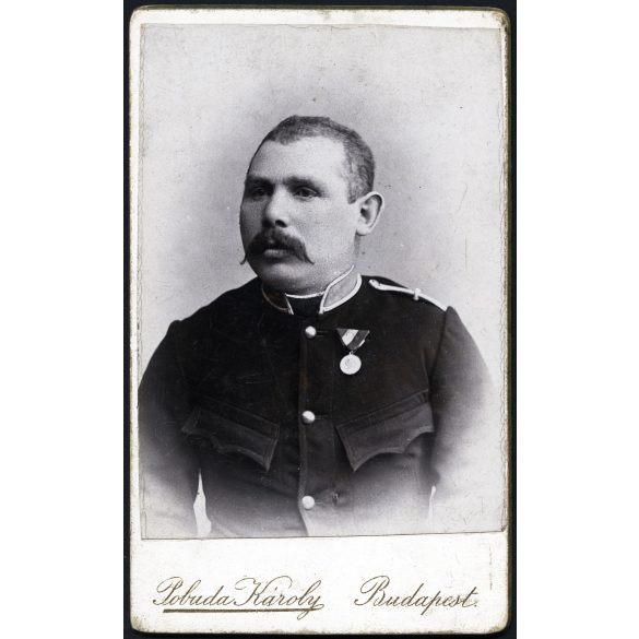 Pobuda Károly műterme, Budapest, magyar katona (rendőr?) egyenruhában, bajusz, érdemrend, kitüntetés, monarchia, 1890-es évek, Eredeti CDV, vizitkártya fotó. 