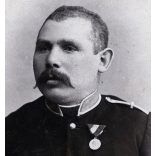 Pobuda Károly műterme, Budapest, magyar katona (rendőr?) egyenruhában, bajusz, érdemrend, kitüntetés, monarchia, 1890-es évek, Eredeti CDV, vizitkártya fotó. 