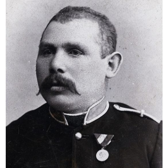 Pobuda Károly műterme, Budapest, magyar katona (rendőr?) egyenruhában, bajusz, érdemrend, kitüntetés, monarchia, 1890-es évek, Eredeti CDV, vizitkártya fotó. 