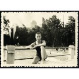 Fiatal férfi fürdőruhában, Esztergom, strand, uszoda, fürdőtelep, Esztergomi Takarékpénztár fejlesztése, helytörténet, Horthy-korszak, 1930-as évek, Eredeti fotó, papírkép, hátulján ragasztásnyom,.   