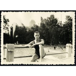   Fiatal férfi fürdőruhában, Esztergom, strand, uszoda, fürdőtelep, Esztergomi Takarékpénztár fejlesztése, helytörténet, Horthy-korszak, 1930-as évek, Eredeti fotó, papírkép, hátulján ragasztásnyom,.   