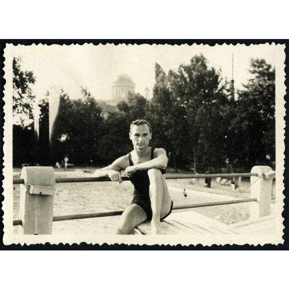 Fiatal férfi fürdőruhában, Esztergom, strand, uszoda, fürdőtelep, Esztergomi Takarékpénztár fejlesztése, helytörténet, Horthy-korszak, 1930-as évek, Eredeti fotó, papírkép, hátulján ragasztásnyom,.   