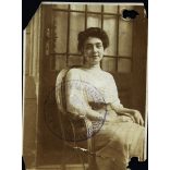 2 darab fotó, elegáns nő Csák (?) Ilonka karosszékben, az egyik fotón az „M. K. Honvéd Ludovika Akadémia Parancsnokság” bélyegző,  monarchia, , 1909, 1900-as évek, Eredeti fotók, hátulján feliratozott, bélyegzővel ellátott, aláírt papírképek.   