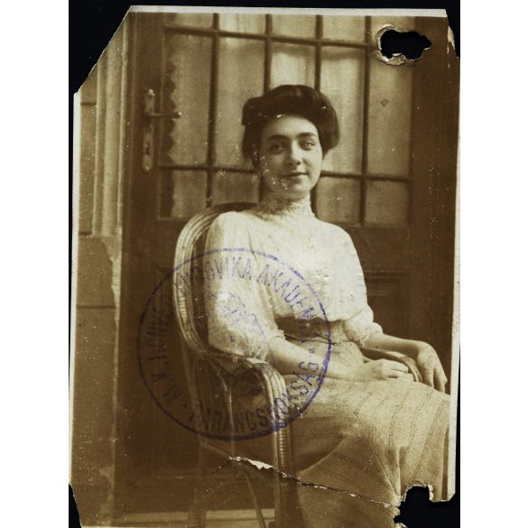 2 darab fotó, elegáns nő Csák (?) Ilonka karosszékben, az egyik fotón az „M. K. Honvéd Ludovika Akadémia Parancsnokság” bélyegző,  monarchia, , 1909, 1900-as évek, Eredeti fotók, hátulján feliratozott, bélyegzővel ellátott, aláírt papírképek.   
