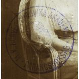 2 darab fotó, elegáns nő Csák (?) Ilonka karosszékben, az egyik fotón az „M. K. Honvéd Ludovika Akadémia Parancsnokság” bélyegző,  monarchia, , 1909, 1900-as évek, Eredeti fotók, hátulján feliratozott, bélyegzővel ellátott, aláírt papírképek.   