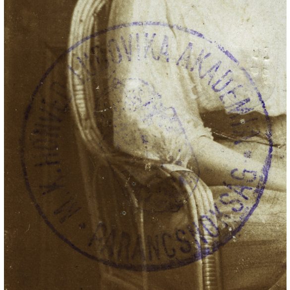 2 darab fotó, elegáns nő Csák (?) Ilonka karosszékben, az egyik fotón az „M. K. Honvéd Ludovika Akadémia Parancsnokság” bélyegző,  monarchia, , 1909, 1900-as évek, Eredeti fotók, hátulján feliratozott, bélyegzővel ellátott, aláírt papírképek.   