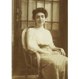 2 darab fotó, elegáns nő Csák (?) Ilonka karosszékben, az egyik fotón az „M. K. Honvéd Ludovika Akadémia Parancsnokság” bélyegző,  monarchia, , 1909, 1900-as évek, Eredeti fotók, hátulján feliratozott, bélyegzővel ellátott, aláírt papírképek.   