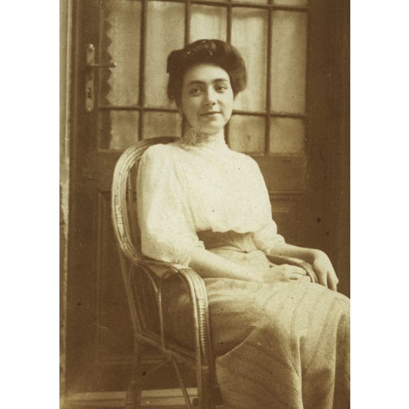 2 darab fotó, elegáns nő Csák (?) Ilonka karosszékben, az egyik fotón az „M. K. Honvéd Ludovika Akadémia Parancsnokság” bélyegző,  monarchia, , 1909, 1900-as évek, Eredeti fotók, hátulján feliratozott, bélyegzővel ellátott, aláírt papírképek.   