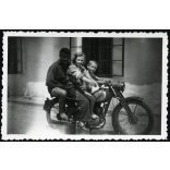 Család utazik egy Csepel 125 motorkerékpáron, Mór, jármű, közlekedés, kommunizmus, 1953, 1950-es évek, Eredeti fotó, hátulján feliratozott papírkép. 
