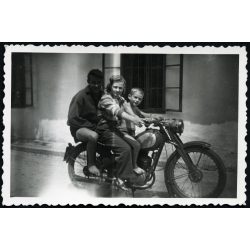   Család utazik egy Csepel 125 motorkerékpáron, Mór, jármű, közlekedés, kommunizmus, 1953, 1950-es évek, Eredeti fotó, hátulján feliratozott papírkép. 