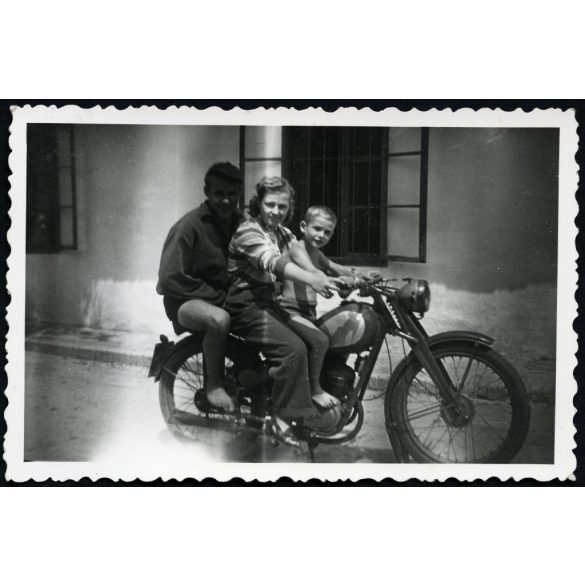 Család utazik egy Csepel 125 motorkerékpáron, Mór, jármű, közlekedés, kommunizmus, 1953, 1950-es évek, Eredeti fotó, hátulján feliratozott papírkép. 