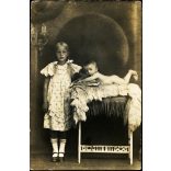 Testvérek különös, ritka háttér előtt, copf,  Horthy-korszak, 1920-as évek, Eredeti fotó, enyhén színezett papírkép, hátulján ragasztásnyomok.  