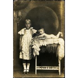   Testvérek különös, ritka háttér előtt, copf,  Horthy-korszak, 1920-as évek, Eredeti fotó, enyhén színezett papírkép, hátulján ragasztásnyomok.  
