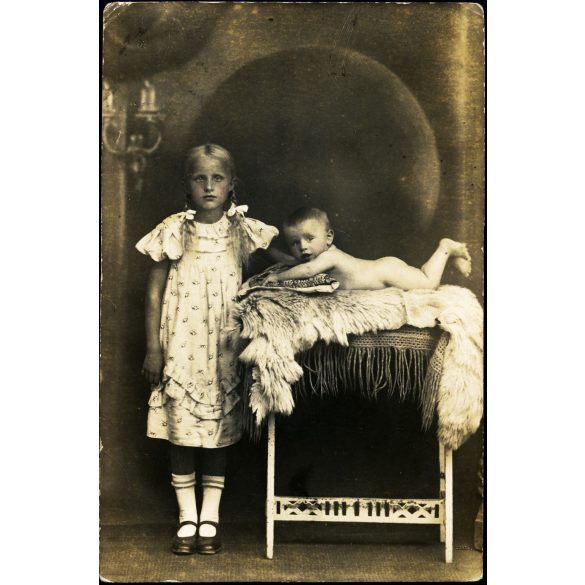 Testvérek különös, ritka háttér előtt, copf,  Horthy-korszak, 1920-as évek, Eredeti fotó, enyhén színezett papírkép, hátulján ragasztásnyomok.  