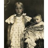 Testvérek különös, ritka háttér előtt, copf,  Horthy-korszak, 1920-as évek, Eredeti fotó, enyhén színezett papírkép, hátulján ragasztásnyomok.  