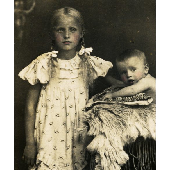 Testvérek különös, ritka háttér előtt, copf,  Horthy-korszak, 1920-as évek, Eredeti fotó, enyhén színezett papírkép, hátulján ragasztásnyomok.  