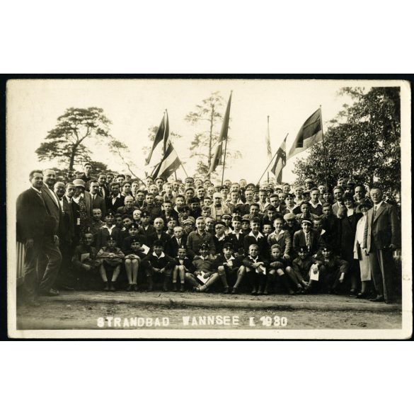 Magyar iskolás fiúk nemzetközi találkozón, Strandbad Wannsee, Németország, sapkajelvény, zászló, Horthy-korszak, 1930, 1930-as évek, Eredeti fotó, papírkép, feliratozott.