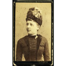   Löger Gusztáv műterme, Nyitra (Pöstyén), Felvidék, elegáns nő portréja, különös kalap, monarchia, 1880-as évek, Eredeti CDV, vizitkártya fotó. 