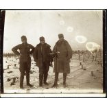Magyar katonák a drótakadályok között, Oroszország (?), egyenruha, 1. világháború, monarchia, 1916, 1910-es évek, Eredeti fotó, papírkép, hátulján feliratozva.