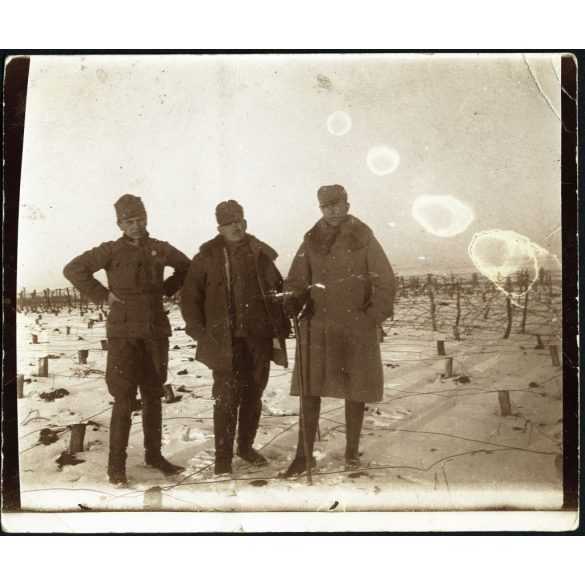 Magyar katonák a drótakadályok között, Oroszország (?), egyenruha, 1. világháború, monarchia, 1916, 1910-es évek, Eredeti fotó, papírkép, hátulján feliratozva.