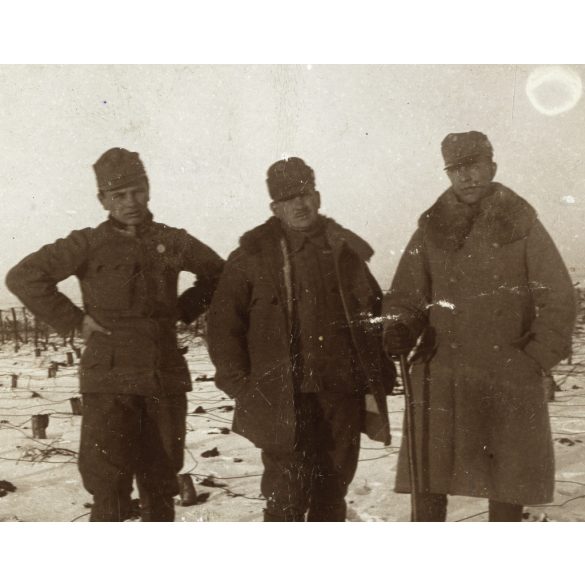 Magyar katonák a drótakadályok között, Oroszország (?), egyenruha, 1. világháború, monarchia, 1916, 1910-es évek, Eredeti fotó, papírkép, hátulján feliratozva.
