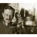 Szász Ágoston alezredes szolgálat közben, magyar katona, egyenruha, telefon, tiszt,  egyenruha, 1. világháború, monarchia, 1917. március 17, 1910-es évek, Eredeti fotó, papírkép, hátulján feliratozva.   