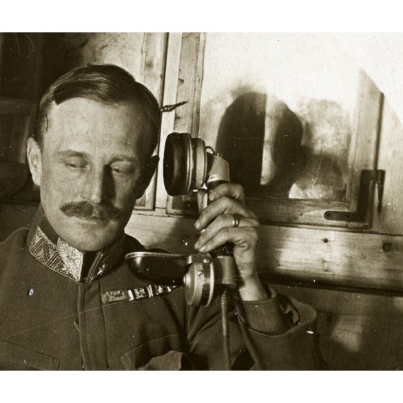 Szász Ágoston alezredes szolgálat közben, magyar katona, egyenruha, telefon, tiszt,  egyenruha, 1. világháború, monarchia, 1917. március 17, 1910-es évek, Eredeti fotó, papírkép, hátulján feliratozva.   
