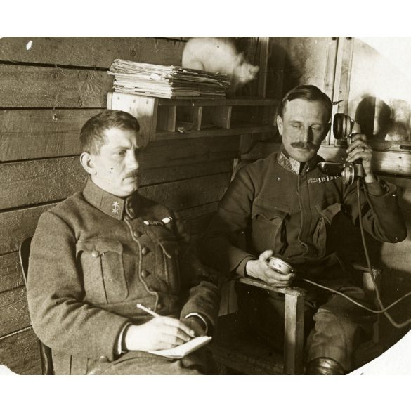 Szász Ágoston alezredes szolgálat közben, magyar katona, egyenruha, telefon, tiszt,  egyenruha, 1. világháború, monarchia, 1917. március 17, 1910-es évek, Eredeti fotó, papírkép, hátulján feliratozva.   