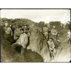   Magyar és német katonák fedezékben, kutyával, Sokola (Falkenberg) Lengyelország,  egyenruha, 1. világháború, monarchia, 1916. március 11, 1910-es évek, Eredeti fotó, papírkép, elején-hátulján feliratozva.  