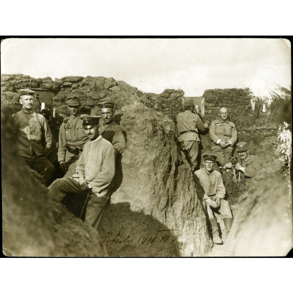 Magyar és német katonák fedezékben, kutyával, Sokola (Falkenberg) Lengyelország,  egyenruha, 1. világháború, monarchia, 1916. március 11, 1910-es évek, Eredeti fotó, papírkép, elején-hátulján feliratozva.  