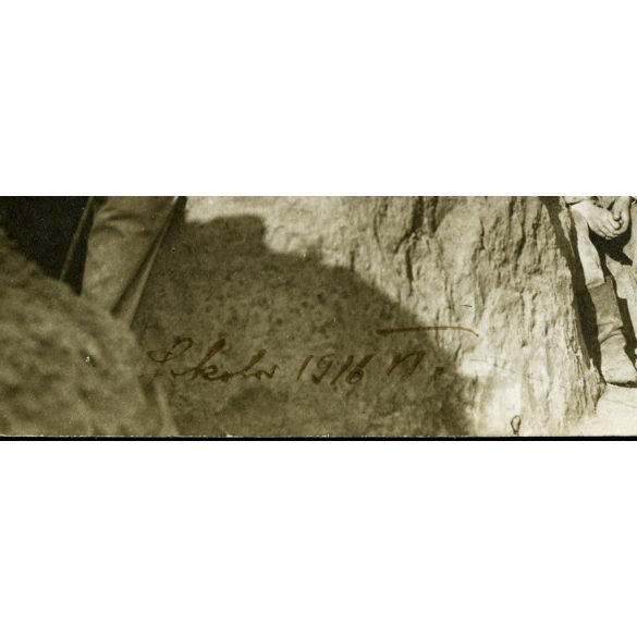 Magyar és német katonák fedezékben, kutyával, Sokola (Falkenberg) Lengyelország,  egyenruha, 1. világháború, monarchia, 1916. március 11, 1910-es évek, Eredeti fotó, papírkép, elején-hátulján feliratozva.  