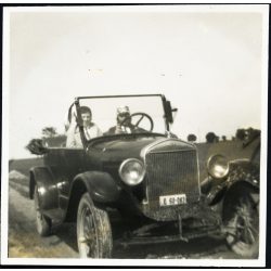   Utazás nyitott Ford T modell Touring személygépkocsival, autó, jármű, közlekedés, magyar rendszám, Horthy-korszak, 1930-as évek, Eredeti fotó, papírkép, hátulján ragasztásnyom.