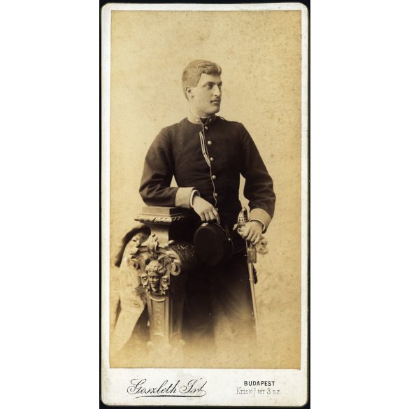 Goszleth István műterme, Budapest, Ferenczy Kálmán egyenruhában, K.u.K., kard, katona, monarchia, 1890-es évek, Eredeti kabinetfotó, hátulján feliratozva.  