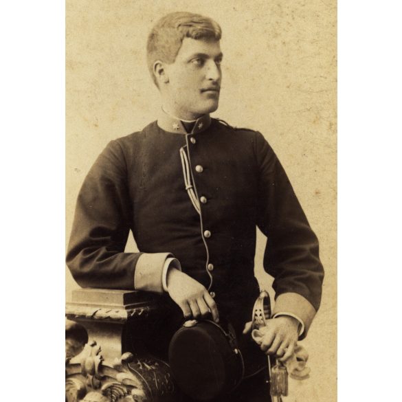 Goszleth István műterme, Budapest, Ferenczy Kálmán egyenruhában, K.u.K., kard, katona, monarchia, 1890-es évek, Eredeti kabinetfotó, hátulján feliratozva.  