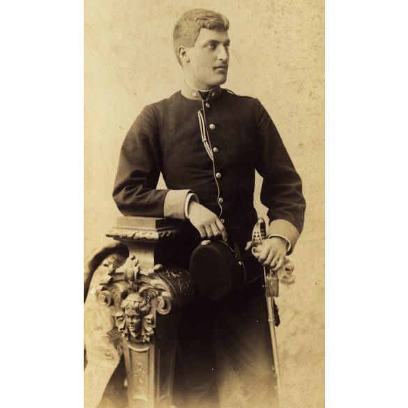 Goszleth István műterme, Budapest, Ferenczy Kálmán egyenruhában, K.u.K., kard, katona, monarchia, 1890-es évek, Eredeti kabinetfotó, hátulján feliratozva.  