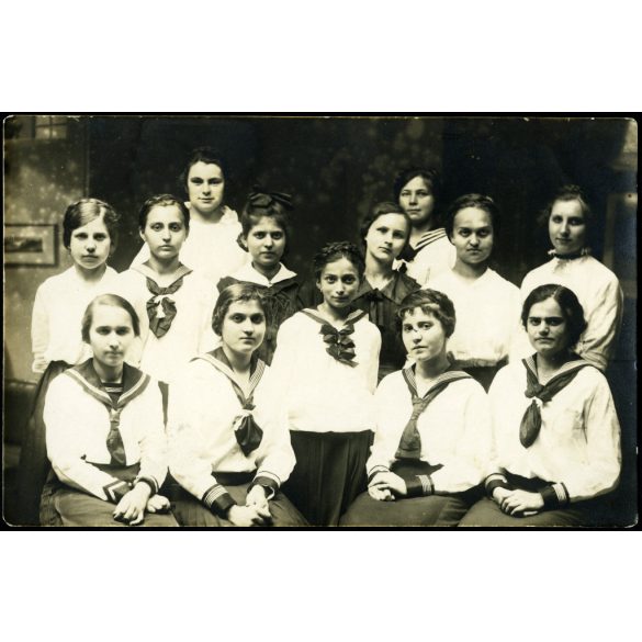 Vajda Sándor fényképész, Szabadka, Vajdaság, „Mezneristák”, iskolás lányok matrózblúzban, helytörténet, monarchia, 1910-es évek, Eredeti fotó, papírkép, hátulján feliratozott, jelzett. 